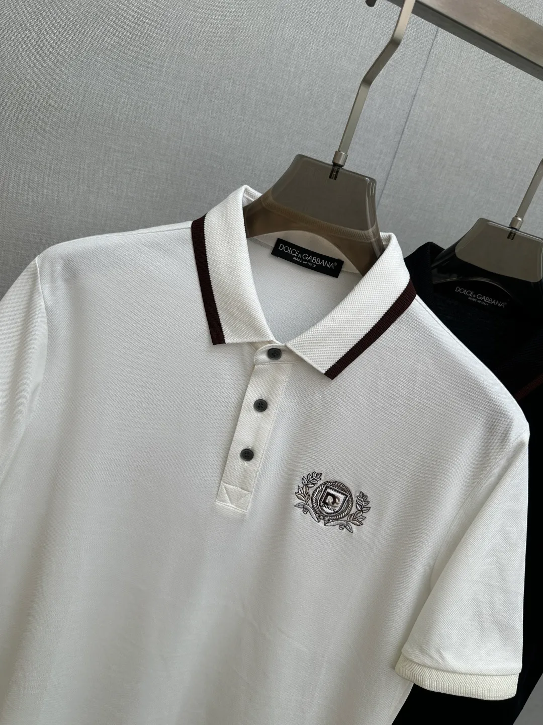 LP Spring and Summer New Arrival's first counter is the latest New Arrival lapel short-sleeved, refreshing and breathable. Premium customized design, avant-garde and fashionable! The brand logo is designed with heavy craftsmanship. It feels soft. It is comfortable to wear. It has exquisite counter-level stitching. It has fine workmanship. The upper body effect is incomparably handsome! A must-have item for a stylish man! Sizes:M-3XL